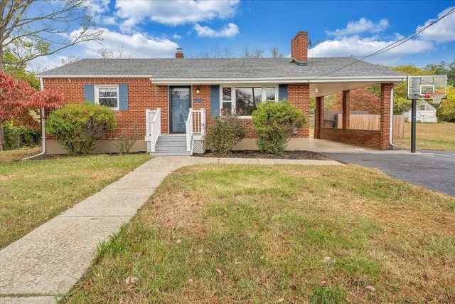 a view of a house with backyard and garden