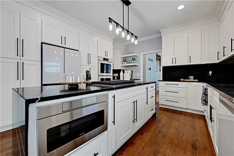 $750,000 | 5005 West 131st Street, Leawood, KS 66209