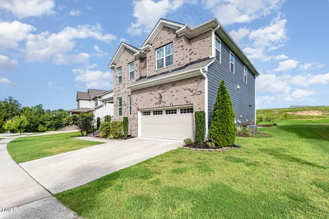 a view of a house with backyard and garden
