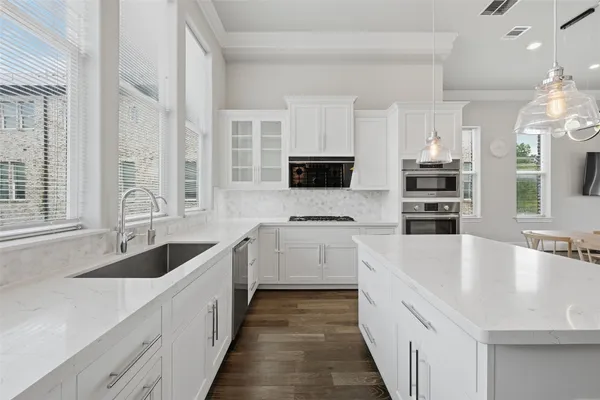 $549,900 | 8612 Emnora Lane, Houston, TX 77080