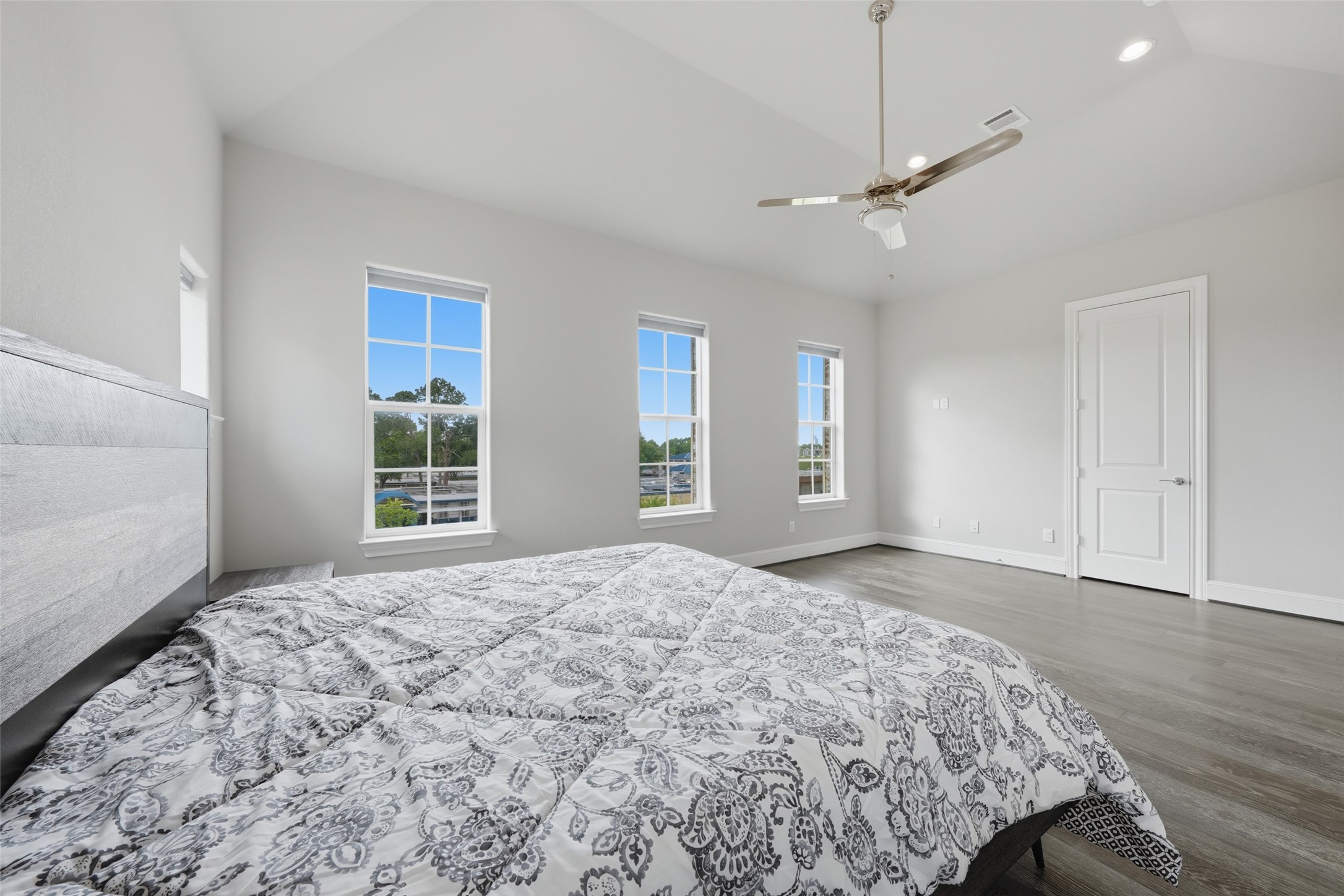 8612 Emnora Lane Houston, TX 77080 - Photo 26 of 45 a bedroom with a large bed and a window