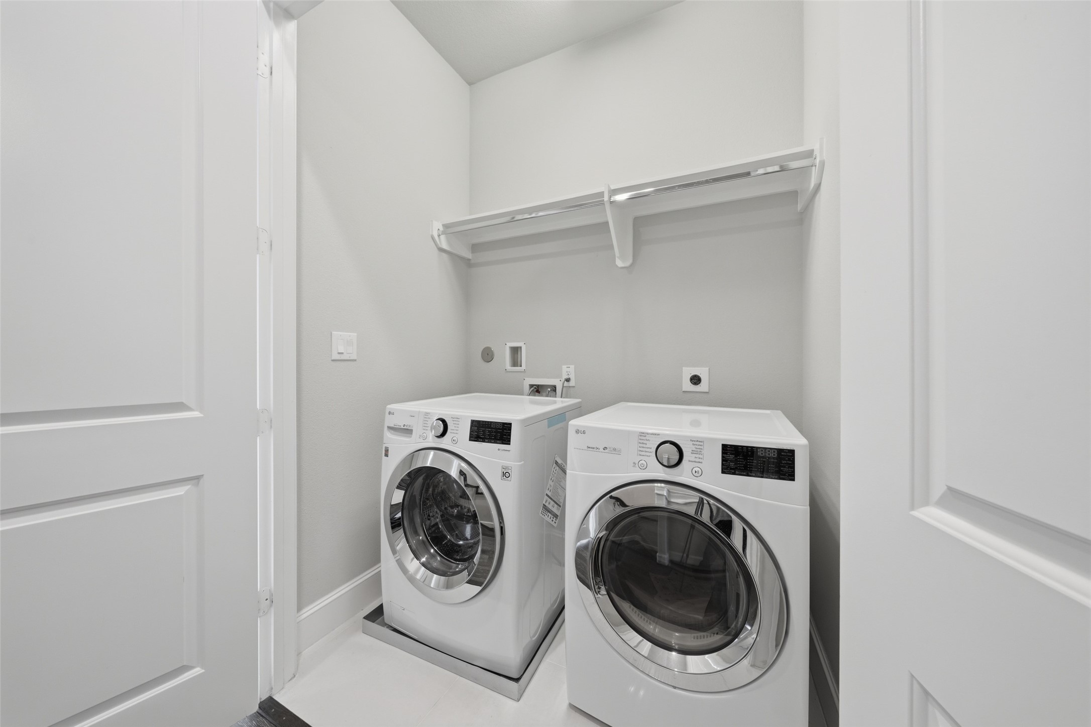 8612 Emnora Lane Houston, TX 77080 - Photo 35 of 45 a utility room with dryer and washer