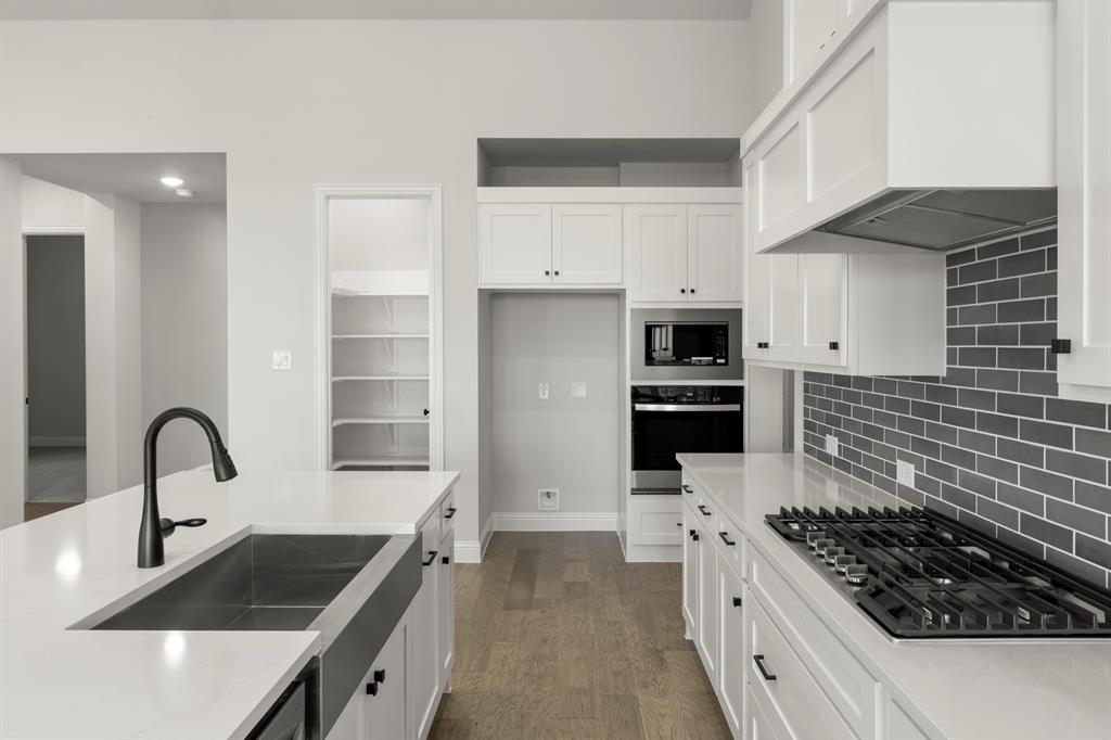 320 Bee Balm Road McKinney, TX 75071 - Photo 17 of 40 14. 320 Bee Balm - Kitchen (3)