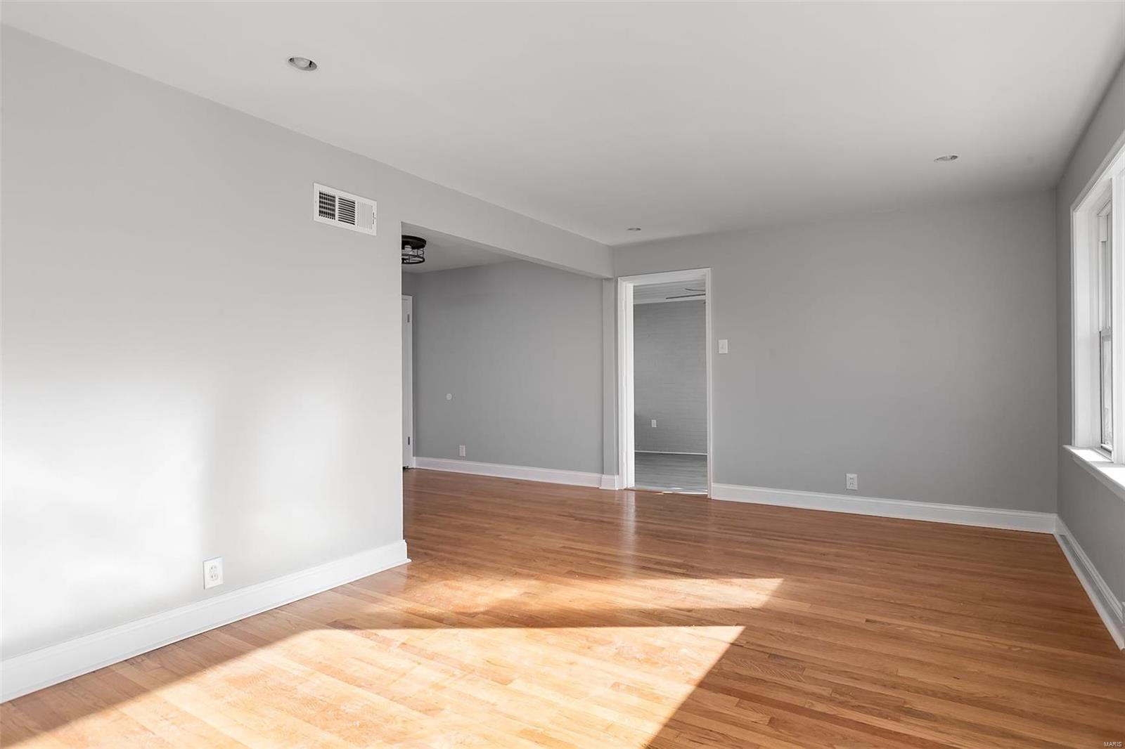 1213 Chambers Road St. Louis, MO 63137 - Photo 5 of 30