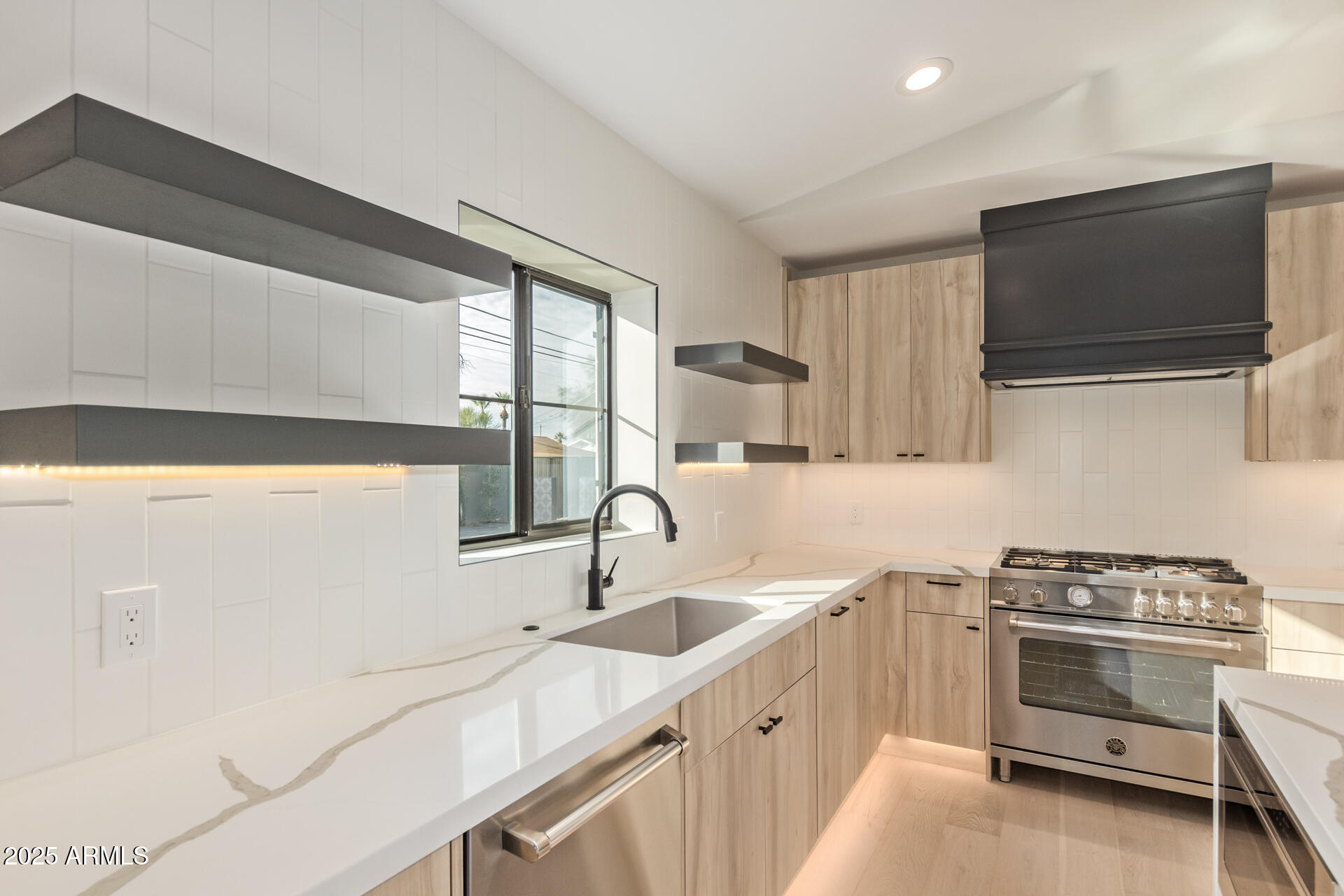 3033 East Roma Avenue Phoenix, AZ 85018 - Photo 11 of 41 10-Roma