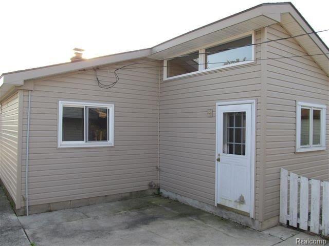 25904 Reeck Road Trenton, MI 48183 - Photo 20 of 25 261-922030 - side ext.JPG