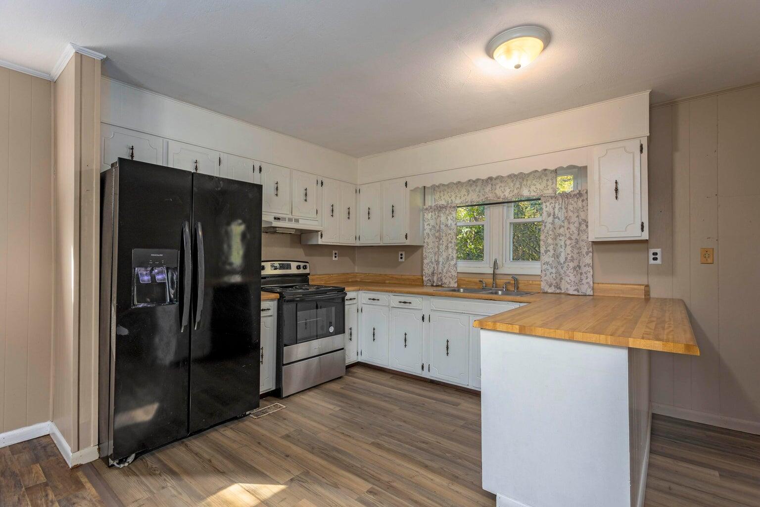 134 Riddle Street Dayton, TN 37321 - Photo 2 of 32 Kitchen