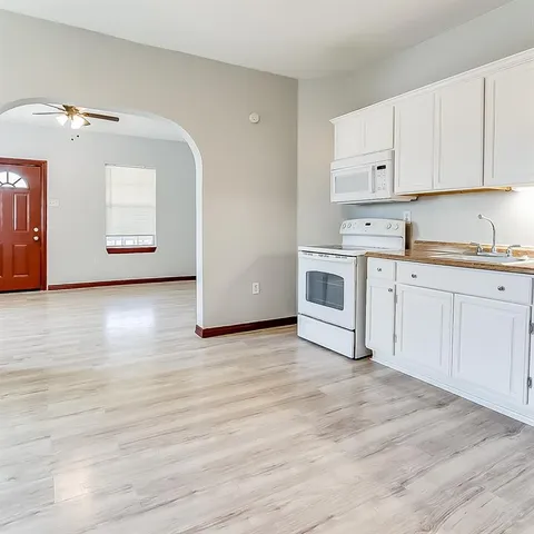 $284,900 | 2937 South Adams Street, Fort Worth, TX 76110