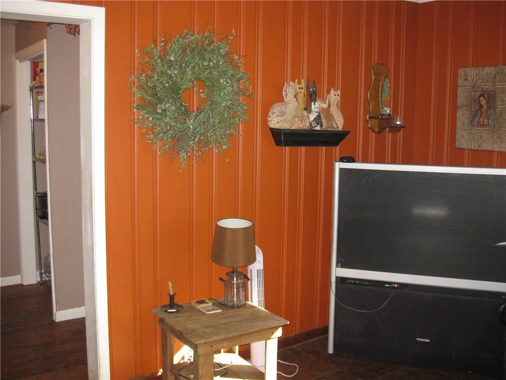 10 North Foster Road Jackson Center, PA 16133 - Photo 11 of 20 Nice colors in the living room!