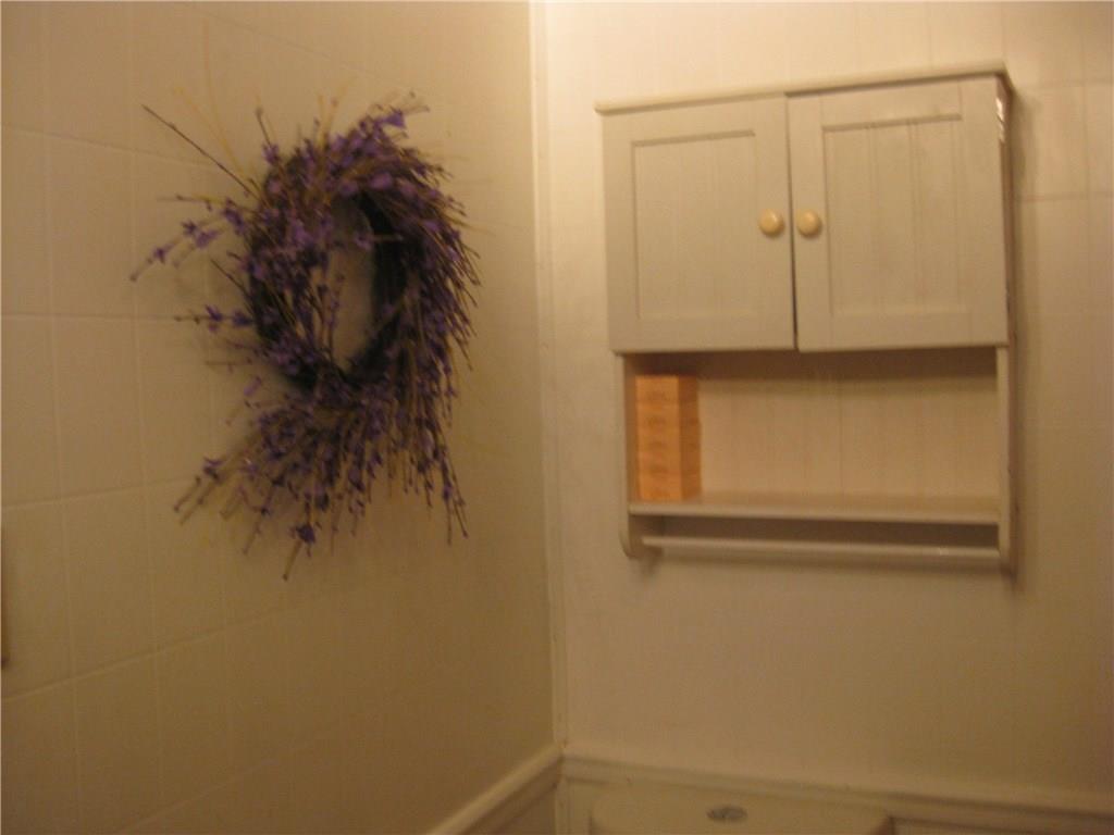 10 North Foster Road Jackson Center, PA 16133 - Photo 17 of 20 Full upstairs bath!