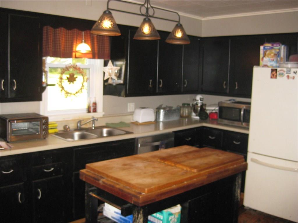 10 North Foster Road Jackson Center, PA 16133 - Photo 8 of 20 Country kitchen!