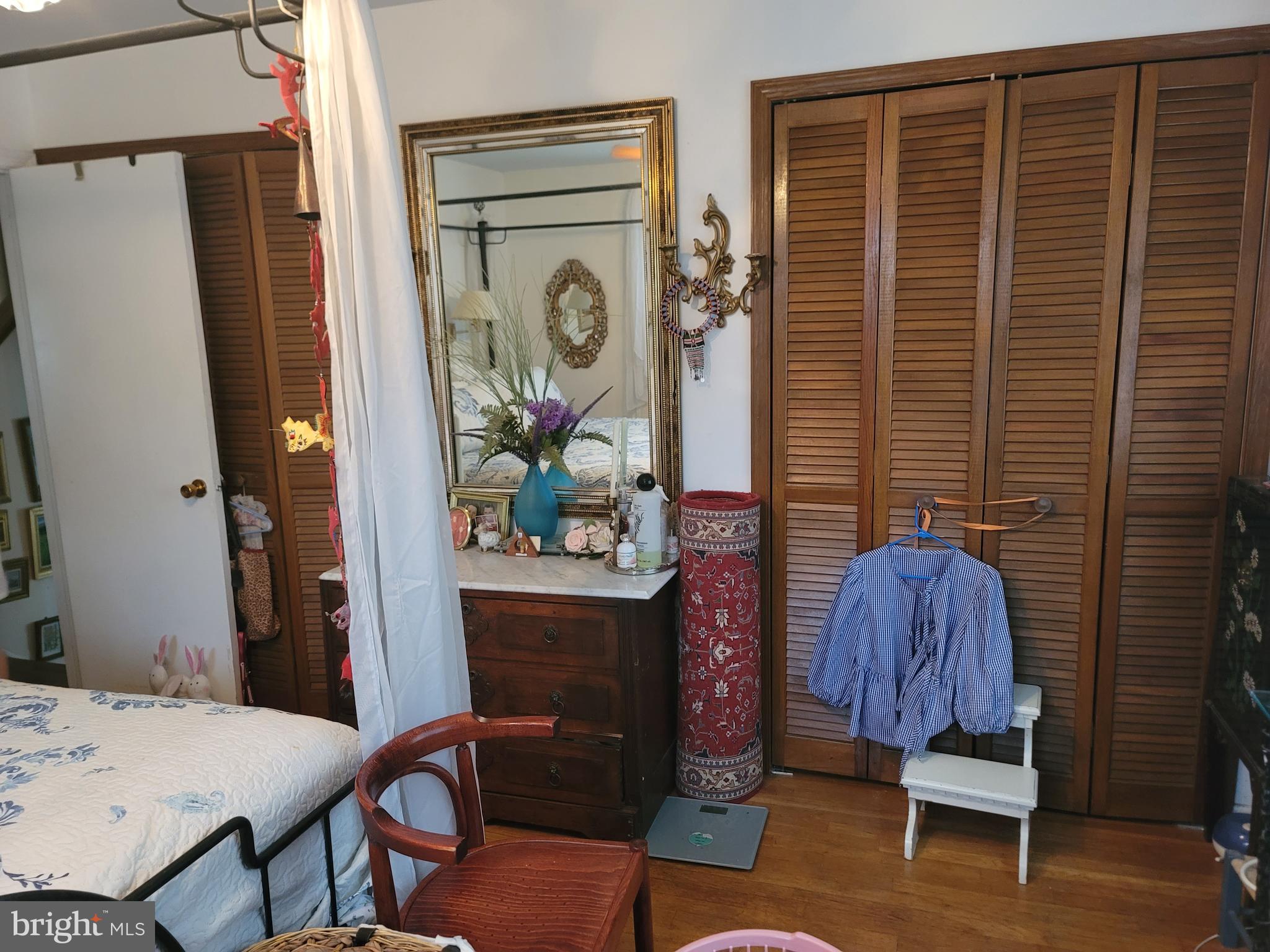 6910 Gilbert Street Springfield, VA 22150 - Photo 11 of 29 a living room with furniture and a window