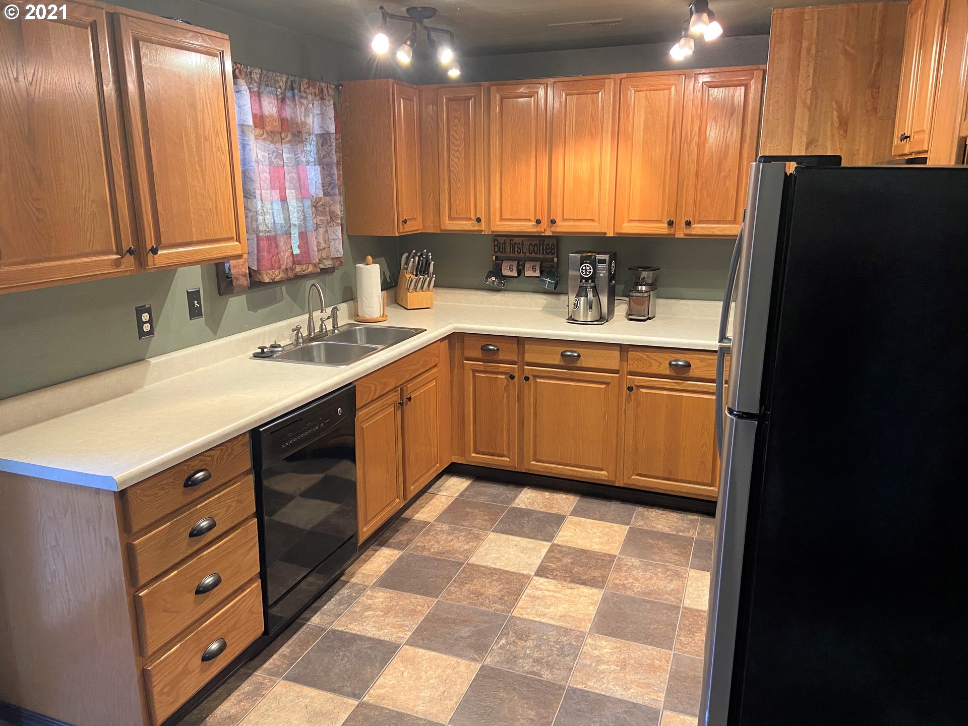 3988 South E Street Springfield, OR 97478 - Photo 5 of 23