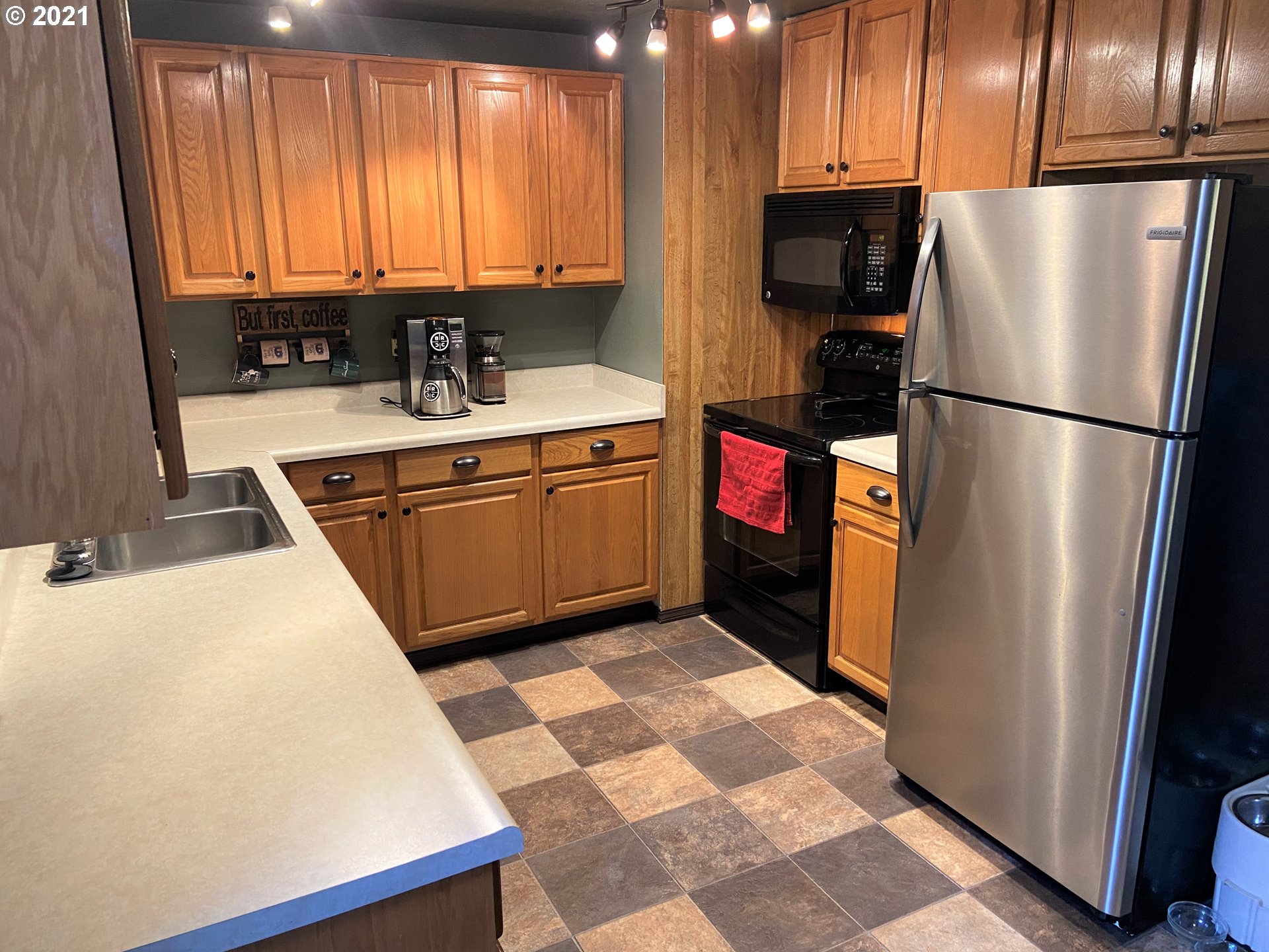 3988 South E Street Springfield, OR 97478 - Photo 6 of 23
