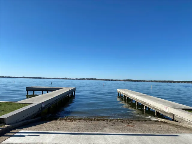a view of sitting area with city view