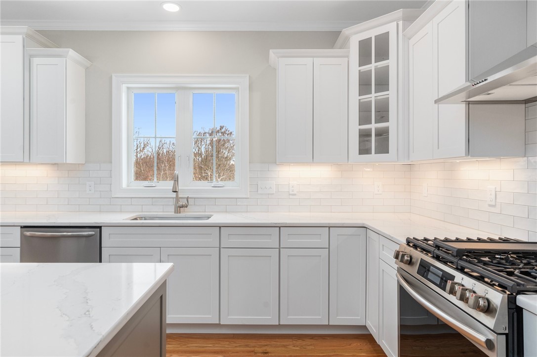 61 Cardinal Road Cranston, RI 02921 - Photo 8 of 26