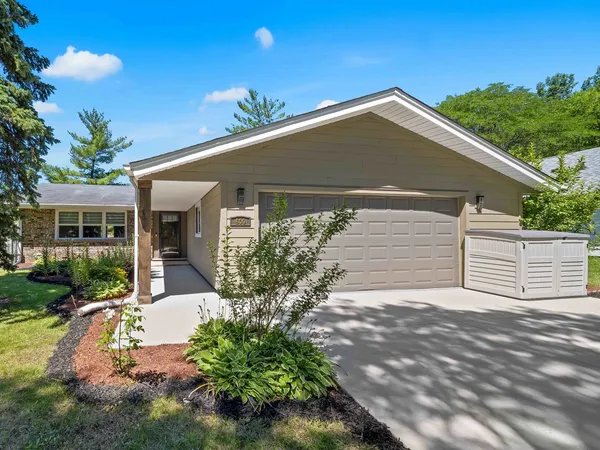 $550,000 | 600 Springinsguth Road, Schaumburg, IL 60193