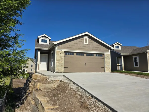 $305,900 | 1725 Elderberry Lane, Ottawa, KS 66067