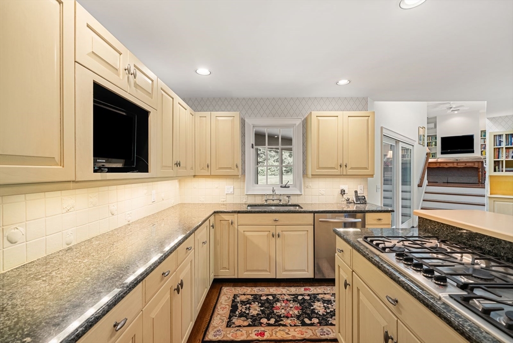 18 Phillips Pond Road, Unit 18 Natick, MA 01760 - Photo 5 of 37