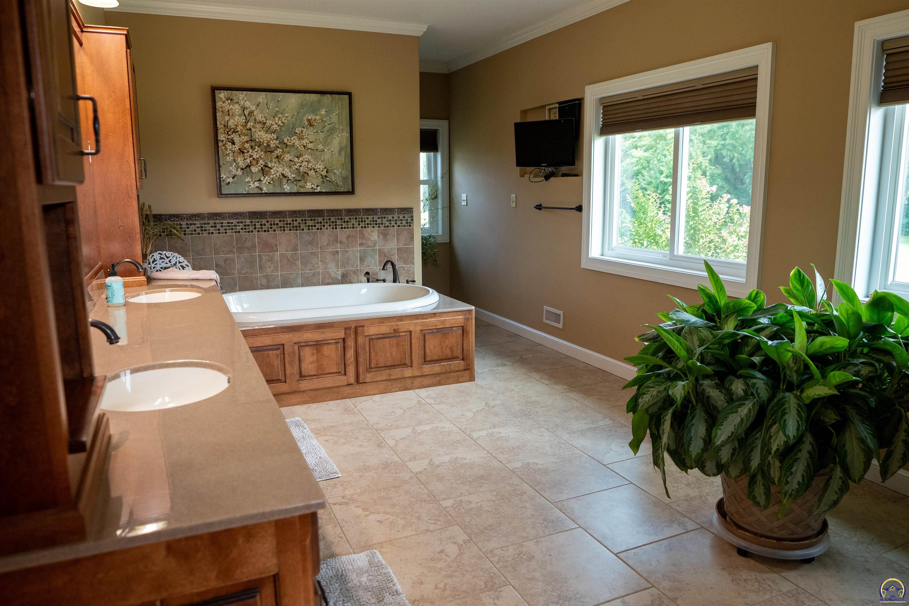 11301 South Croco Road Berryton, KS 66409 - Photo 33 of 99 Gallery Image 33