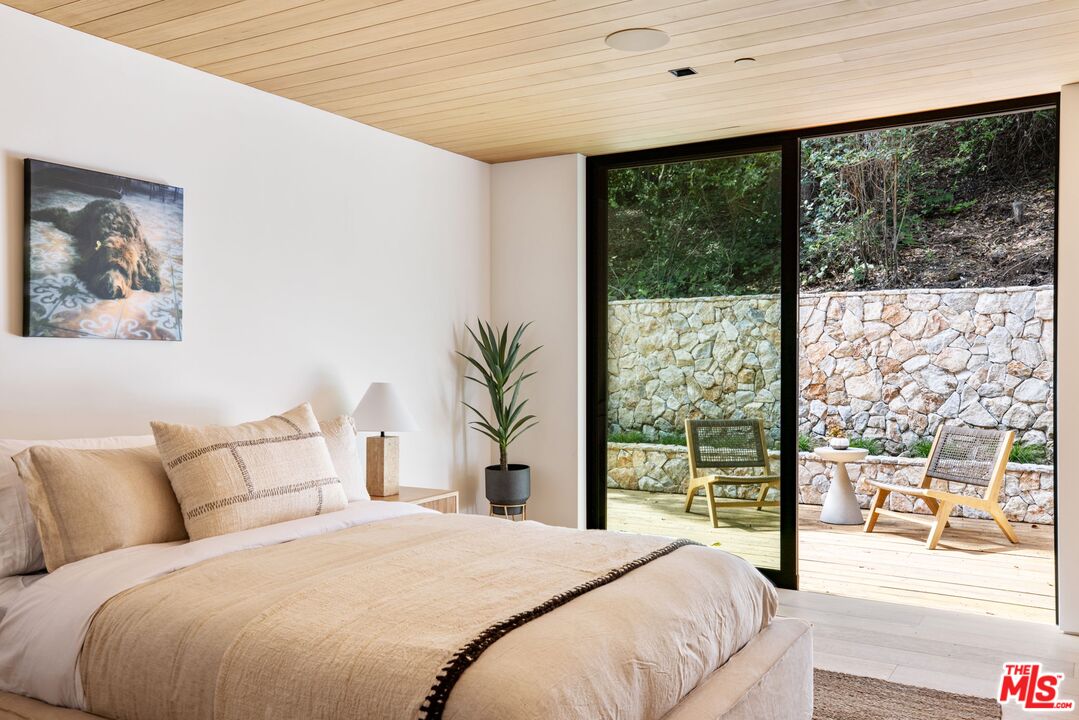 12309 Viewcrest Road Studio City, CA 91604 - Photo 33 of 49 a bedroom with a large bed and a large window