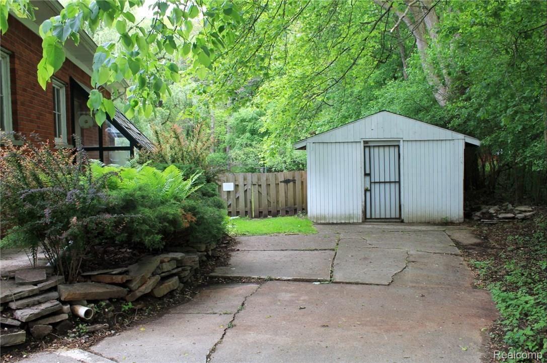 23920 Berg Road Southfield, MI 48033 - Photo 27 of 30 Berg Shed.JPG