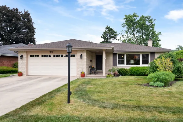$525,000 | 915 South See-Gwun Avenue, Mount Prospect, IL 60056