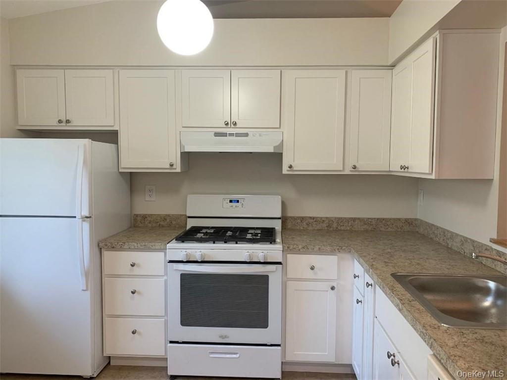 85 North Middletown Road, Unit D2 Nanuet, NY 10954 - Photo 1 of 14 Pretty eat-in- kitchen just updated with white cabinets and a ceramic tile floor. Brand new stainless steel applicances (refrigerator, gas range and dishwasher) will be installed.