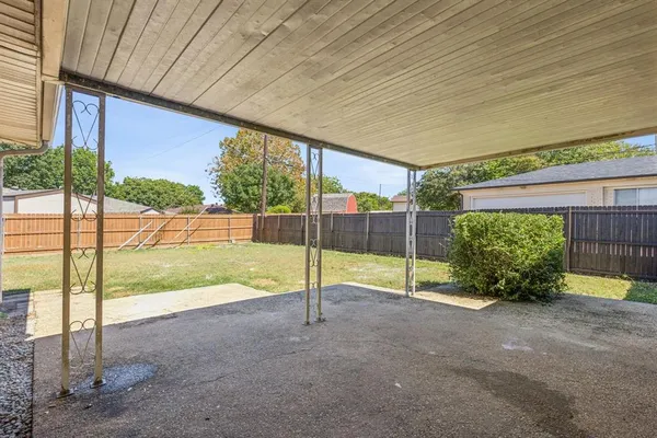 a view of a backyard