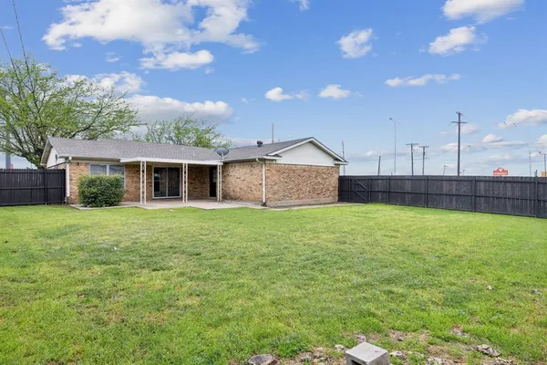 a view of a house with a backyard