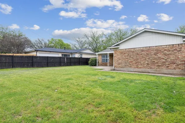 a view of a house with a backyard