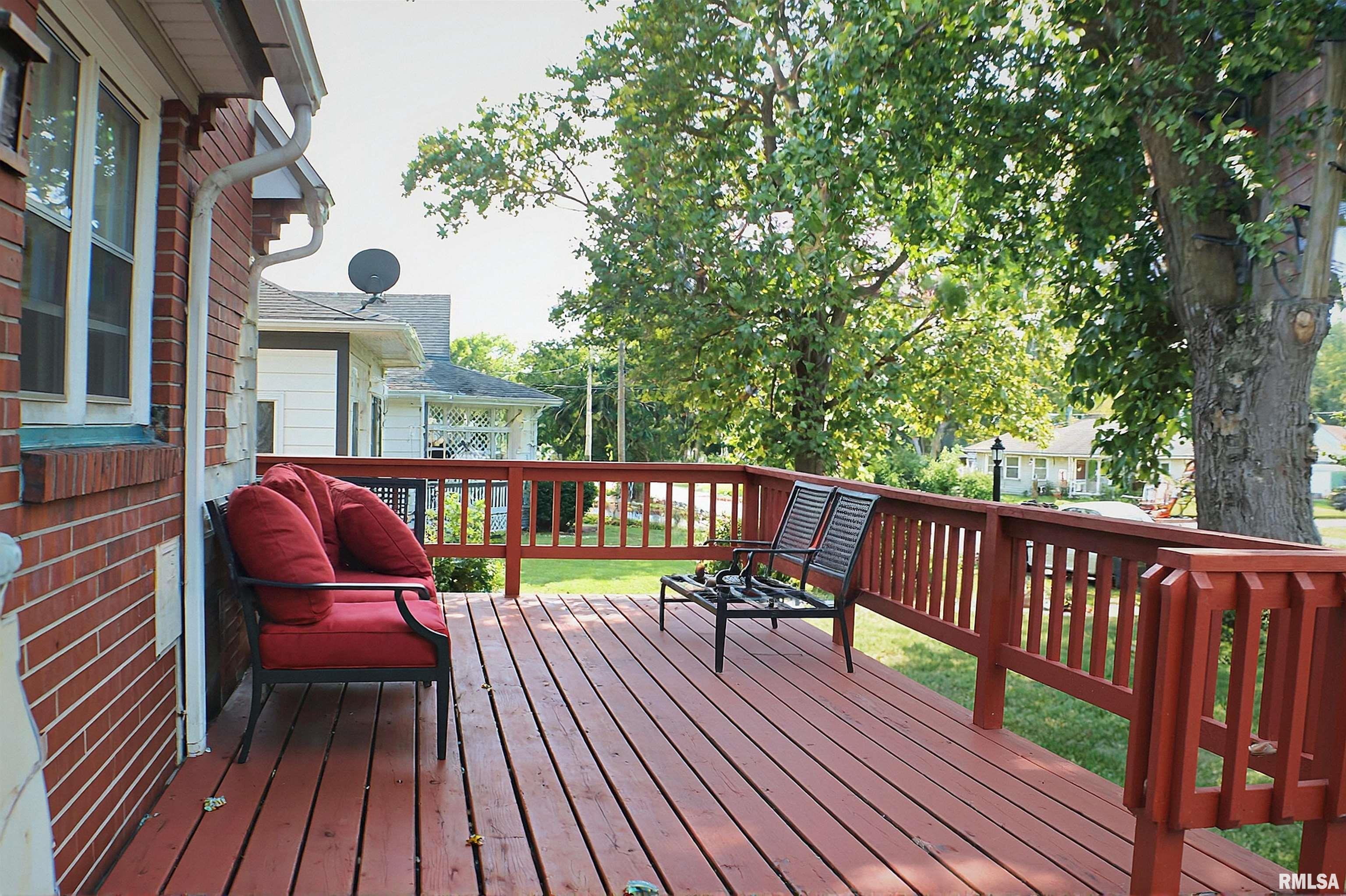 306 18th Place Clinton, IA 52732 - Photo 3 of 20