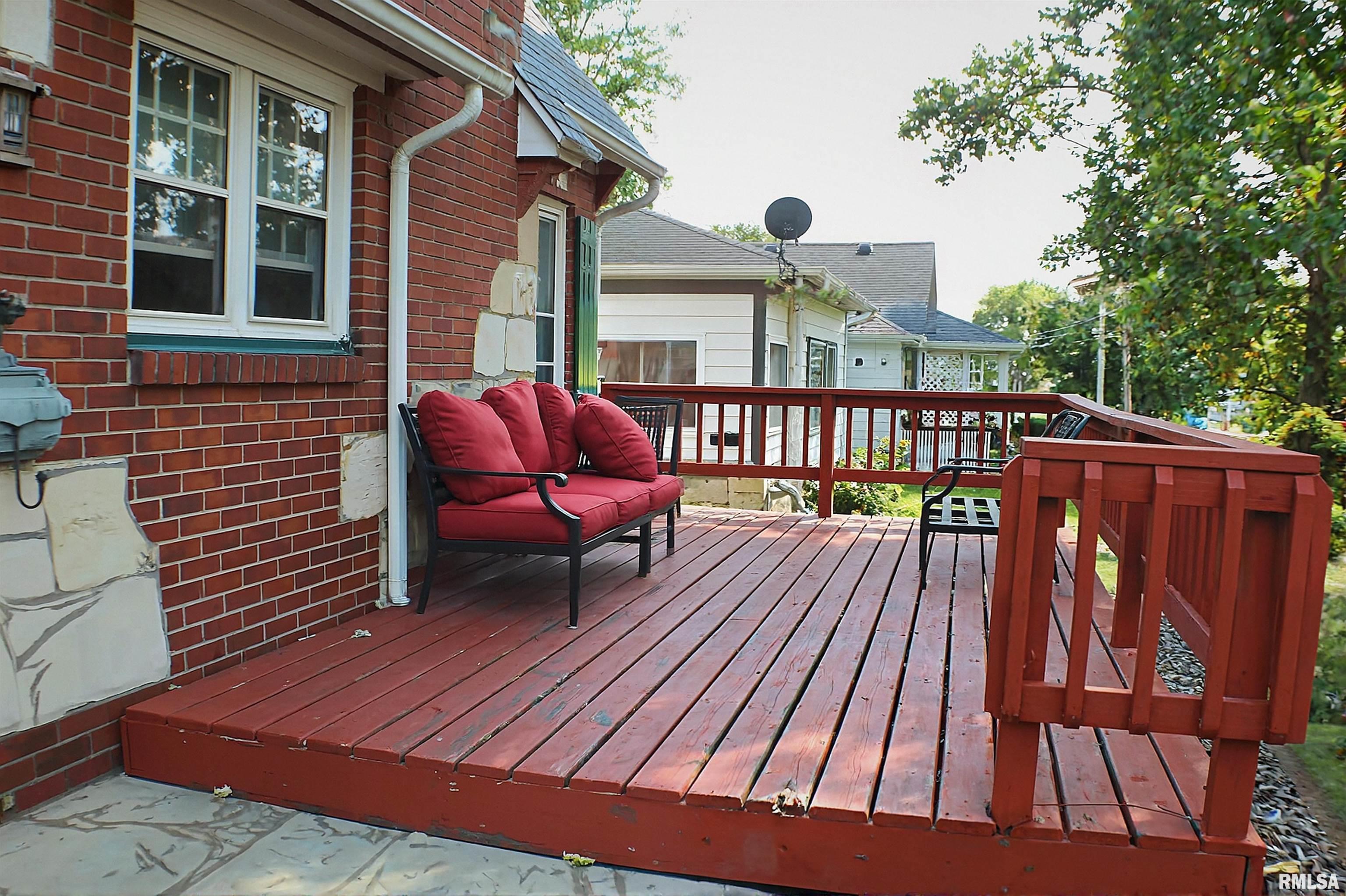 306 18th Place Clinton, IA 52732 - Photo 4 of 20