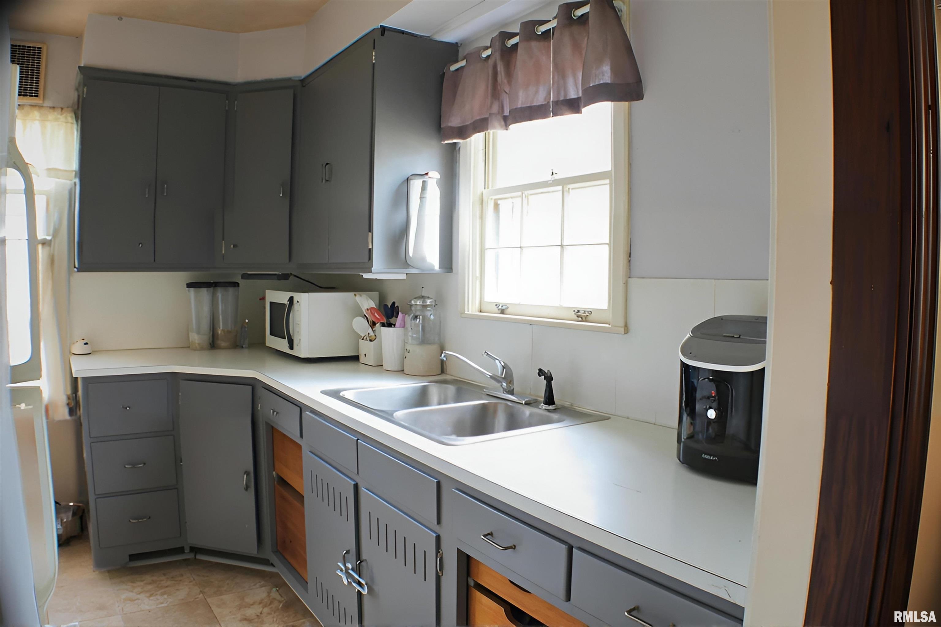 306 18th Place Clinton, IA 52732 - Photo 8 of 20