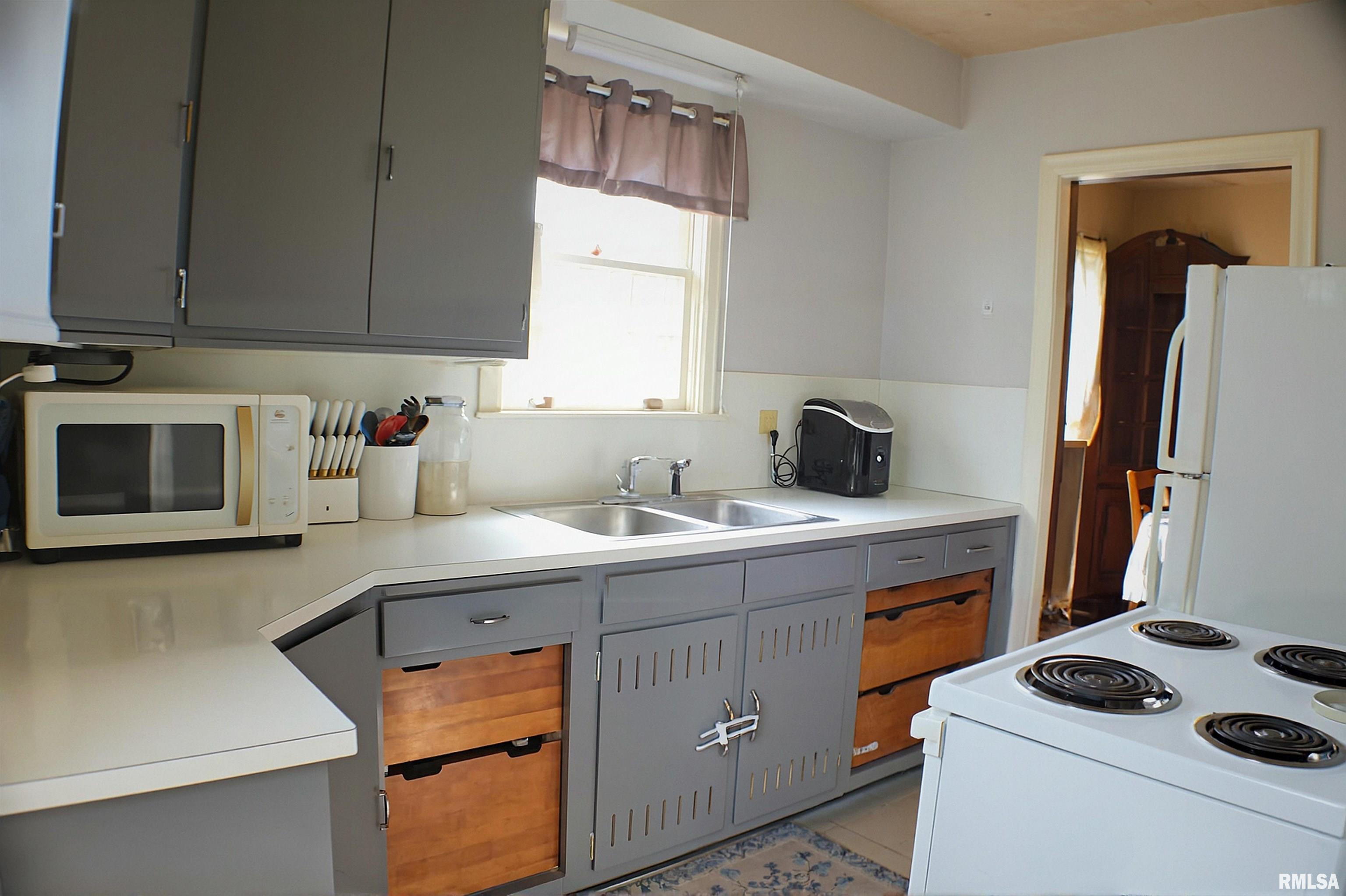 306 18th Place Clinton, IA 52732 - Photo 9 of 20