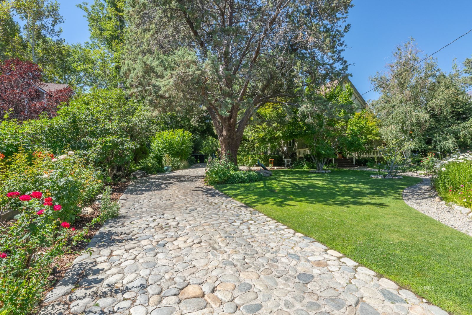 53 Ocean View Road Bishop, CA 93514 - Photo 26 of 34 Cobblestone Driveway
