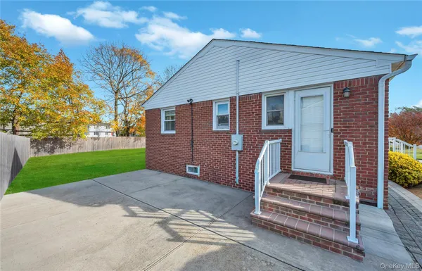 $635,000 | 25 Flanders Place, West Babylon, NY 11704