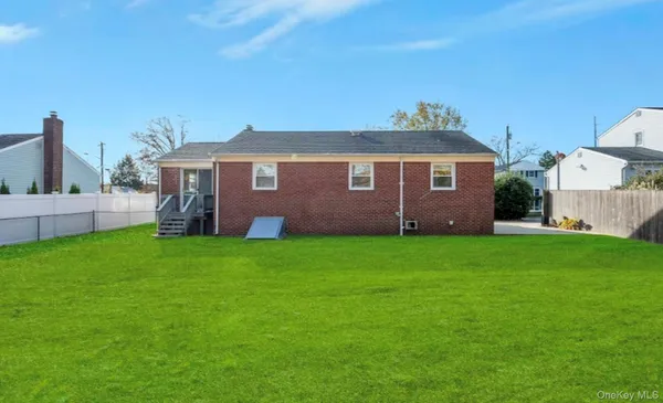 $635,000 | 25 Flanders Place, West Babylon, NY 11704