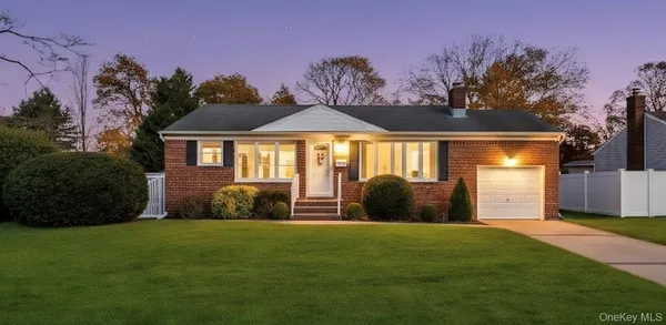 $635,000 | 25 Flanders Place, West Babylon, NY 11704