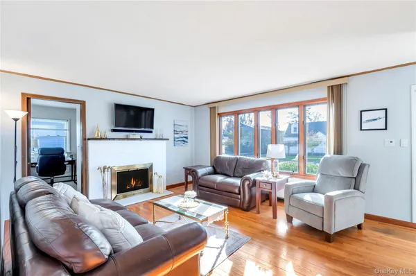 $635,000 | 25 Flanders Place, West Babylon, NY 11704