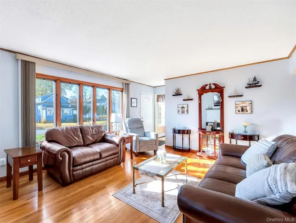 $635,000 | 25 Flanders Place, West Babylon, NY 11704