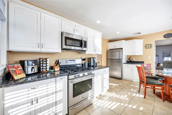 $635,000 | 25 Flanders Place, West Babylon, NY 11704