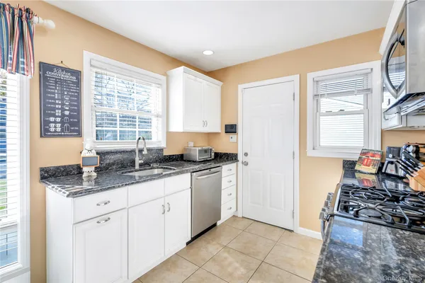 $635,000 | 25 Flanders Place, West Babylon, NY 11704