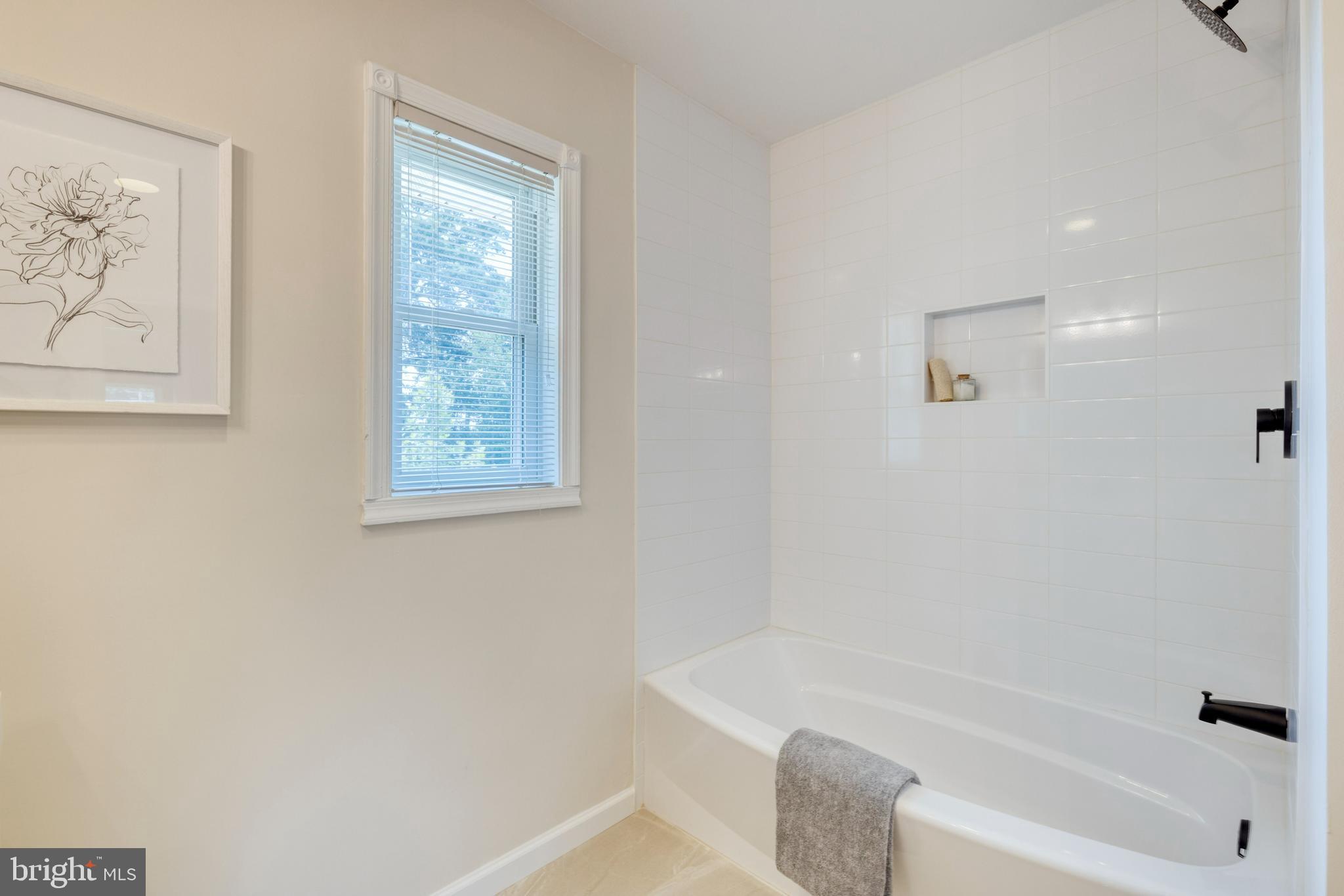 7716 Fordson Road Alexandria, VA 22306 - Photo 30 of 48 Hall bath tub/shower