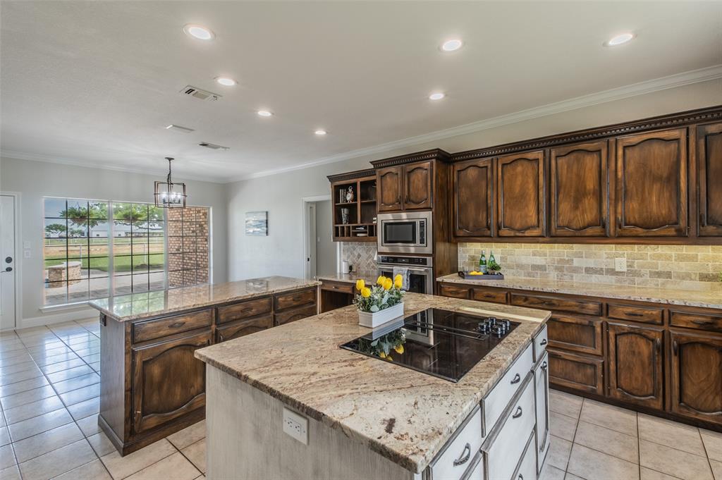 13507 Friendship Road Pilot Point, TX 76258 - Photo 10 of 39 a kitchen that has a sink and a stove in it