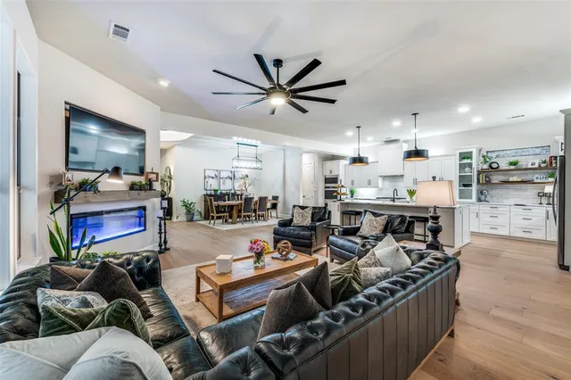 $819,900 | 28 Clear Pond Drive, Frisco, TX 75034