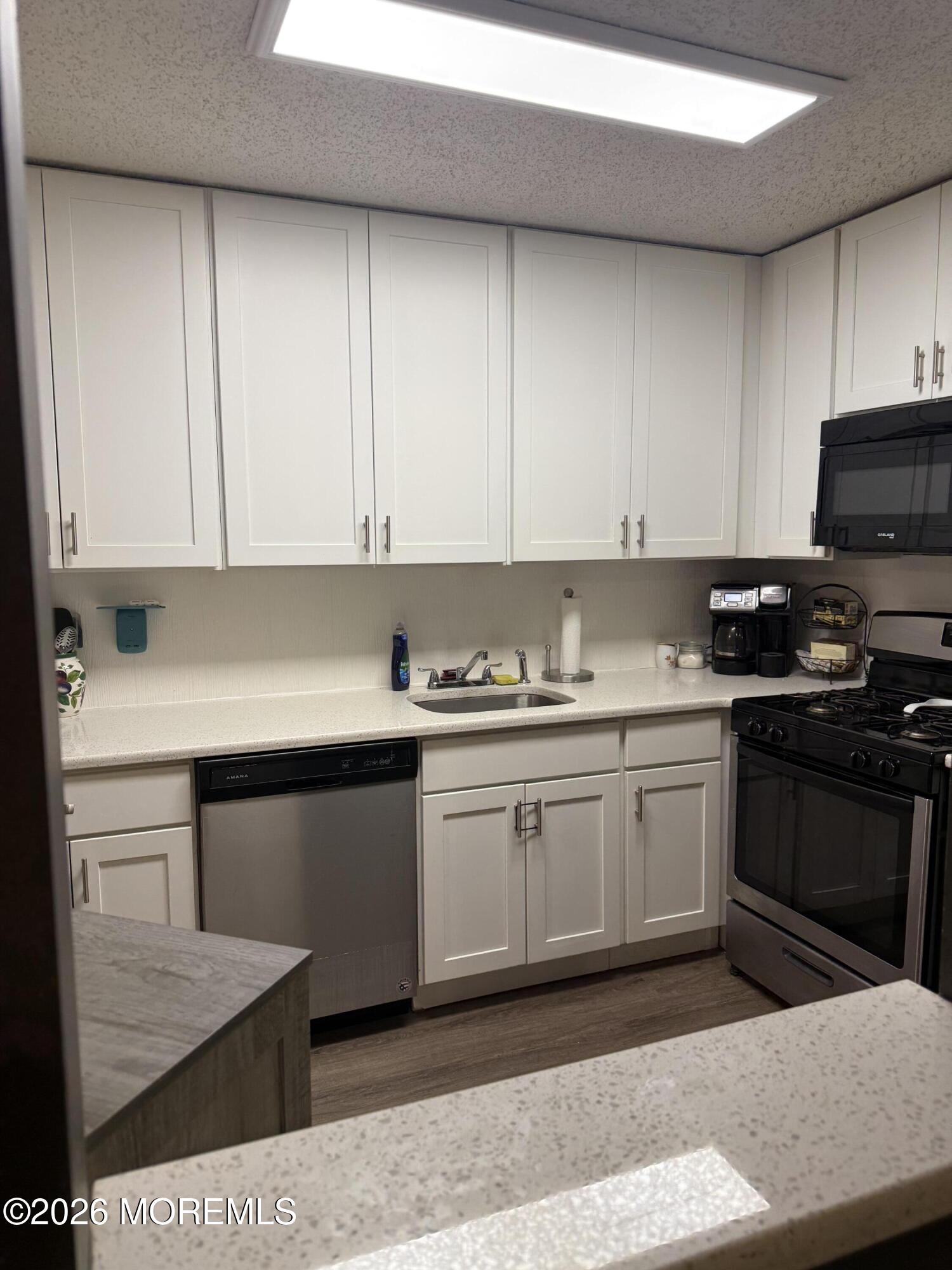 84 Azalea Circle Jackson, NJ 08527 - Photo 6 of 29 Bright Kitchen