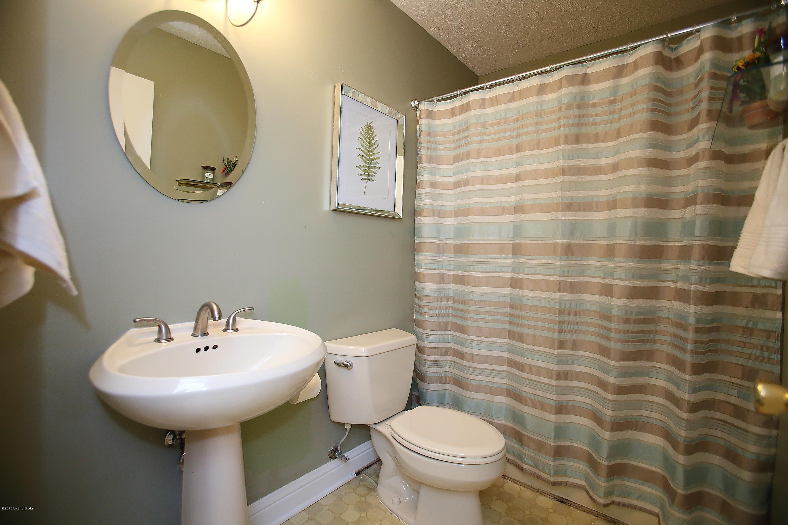 7314 Quail Ridge Road Louisville, KY 40291 - Photo 26 of 43 Full Bath