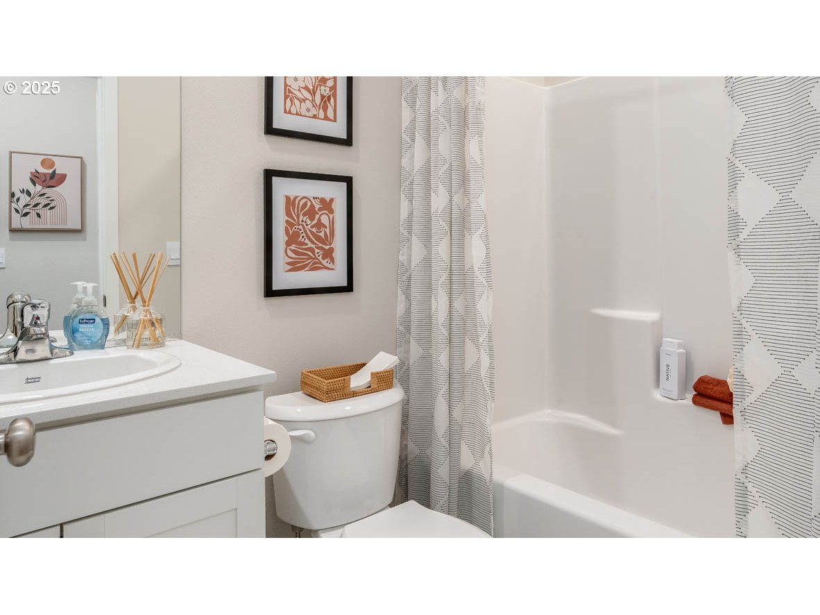 1095 Stubb Road Northeast Woodburn, OR 97071 - Photo 28 of 37 a bathroom with a sink toilet and bath tub