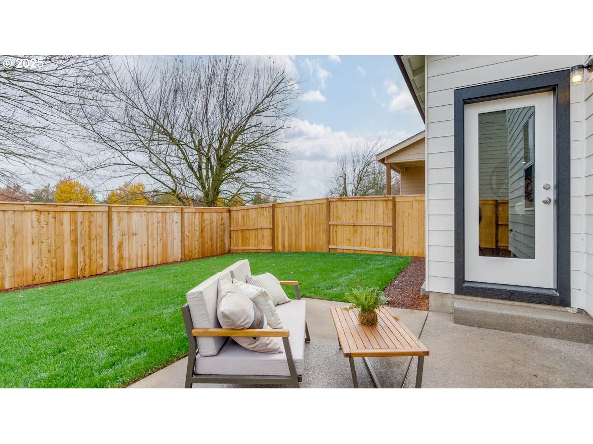 1095 Stubb Road Northeast Woodburn, OR 97071 - Photo 34 of 37 a backyard of a house with table and chairs